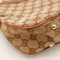 Détail coin inférieur Gucci Hobo Bambou légers frottements sur bordure cuir — AMANA Vintage
