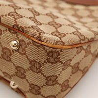 Gros plan coin Gucci Hobo Bambou toile monogrammée et cuir marron — AMANA Vintage