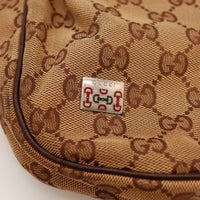 Détail plaque Horsebit émaillée couleur sur toile monogrammée Gucci — AMANA Vintage