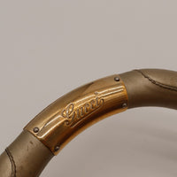 Gucci Indy Hobo détail plaque Gucci dorée sur anse ronde — AMANA Vintage