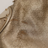 Gucci Indy Hobo détail macro usure cuir monogrammé bronze — AMANA Vintage