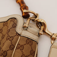Détail attache anse bambou Gucci traces de contact cuir ivoire — AMANA Vintage