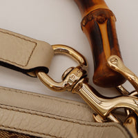 Détail fermoir mousqueton doré et anse bambou Gucci Hobo Bambou — AMANA Vintage
