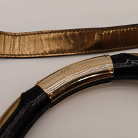 Détail arceau Gucci Indy Hobo plaque dorée gravée Gucci usure cuir — AMANA Vintage