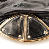Détail fermoir fond Gucci Indy Hobo cuir verni griffures visibles — AMANA Vintage