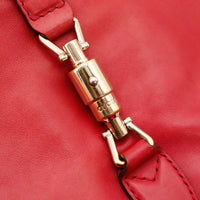 Détail fermoir piston Gucci gravé New Jackie rouge occasion — AMANA Vintage