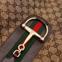 Détail gros plan mors équestre doré Gucci Horsebit bande verte rouge — AMANA Vintage