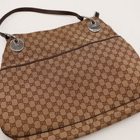 Détail anse et médaillon Gucci argenté tote bag toile monogrammée — AMANA Vintage
