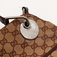 Détail médaillon signature Gucci argenté proche — AMANA Vintage