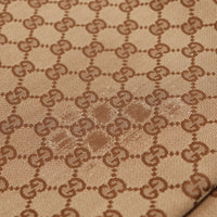 Détail macro toile monogrammée Gucci zone frottée — AMANA Vintage