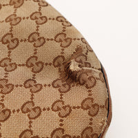 Gros plan coin supérieur Hobo Web Gucci canvas frotté — AMANA Vintage