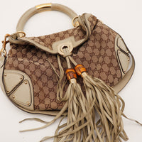 Détail fermoir piston central et pompons bambou Gucci Indy Hobo — AMANA Vintage
