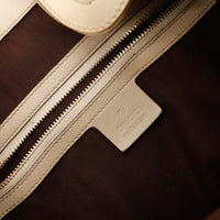 Détail intérieur doublure sombre et étiquette cuir Gucci Indy Hobo — AMANA Vintage