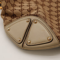 Détail coin triangulaire cuir taupe rivets dorés Gucci Indy Hobo — AMANA Vintage