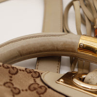 Détail anse rigide cuir taupe assombrie Gucci Indy Hobo — AMANA Vintage