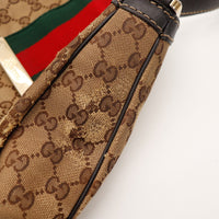 Détail anse et boucle métal Hobo Web Gucci cuir noir occasion — AMANA Vintage