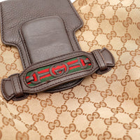 Détail fermoir Web Gucci vert rouge sur toile monogrammée gros plan — AMANA Vintage