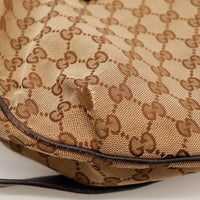 Détail coin supérieur Hobo Gucci accroc dans la toile monogrammée — AMANA Vintage