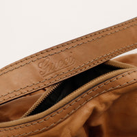 Détail anse gravée Gucci script cuir camel — AMANA Vintage