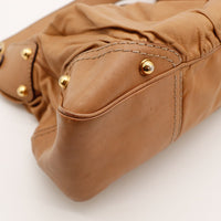 Détail coin inférieur droit Gucci Indy Hobo rivets dorés — AMANA Vintage