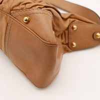Détail coin inférieur gauche Gucci Indy Hobo cuir camel — AMANA Vintage