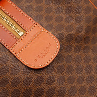 Détail languette zip cuir cognac estampillé Céline Paris Boston Macadam — AMANA Vintage