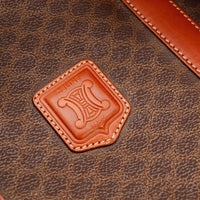 Détail médaillon cuir losange Céline Paris toile Macadam Boston — AMANA Vintage