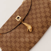 Détail fermoir doré tête de tigre toile monogrammée Gucci Hobo — AMANA Vintage