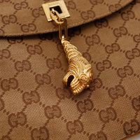 Détail breloque tête de tigre dorée fermoir Gucci Hobo occasion — AMANA Vintage
