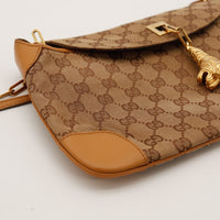 Détail coin inférieur sac Gucci Hobo toile monogrammée cuir camel — AMANA Vintage