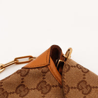 Détail patte de fixation bandoulière cuir camel chaîne dorée Gucci Hobo — AMANA Vintage