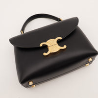 Détail fermoir Triomphe doré Celine Teen cuir noir vue plongeante — AMANA Vintage