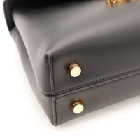 Détail fermoir Triomphe doré Celine Teen micro-rayures lumière rasante — AMANA Vintage