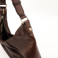Détail cuir grainé et attache sac Gucci Hobo Horsebit Heritage marron occasion — AMANA Vintage