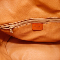 Intérieur sac seau Céline Macadam doublure cuir caramel propre avec zip — AMANA Vintage