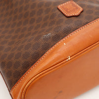 Détail coin bas sac Céline Macadam frottement prononcé cuir usé — AMANA Vintage