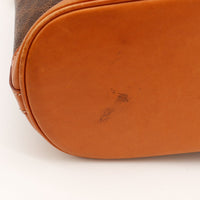 Détail angle bas sac Céline Macadam usure du cuir — AMANA Vintage