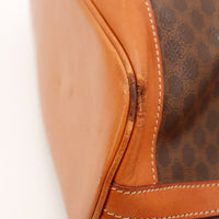 Détail boucle dorée Céline sur bandoulière cuir cognac — AMANA Vintage