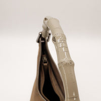 Détail anse bambou Hobo Bambou Gucci laque craquelée décollée — AMANA Vintage