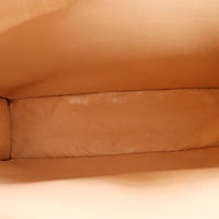 Détail fond intérieur cuir vachette Sac Plat Louis Vuitton — AMANA Vintage