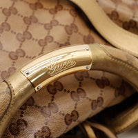 Detail renforts cuir dore et clous Gucci Indy Hobo occasion — AMANA Vintage