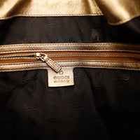Detail plaque Gucci estampillee anse rigide doree Indy Hobo occasion — AMANA Vintage