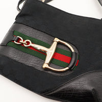 Détail boucle bandoulière dorée Gucci Hasler noir cuir occasion — AMANA Vintage