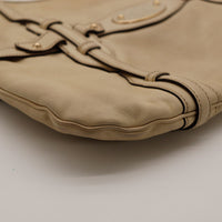 Détail coin inférieur Gucci Hobo Horsebit cuir beige occasion authentique — AMANA Vintage