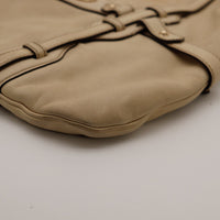 Détail coin inférieur Gucci Hobo Horsebit cuir beige occasion authentique — AMANA Vintage