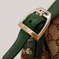 Détail boucle dorée signée Gucci sur bandoulière cuir vert occasion authentique — AMANA Vintage