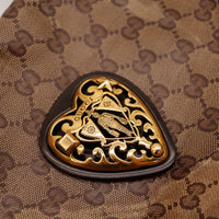 Détail gros plan médaillon Gucci gravé Babouska occasion authentique — AMANA Vintage