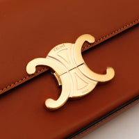 Détail fermoir Triomphe doré Celine Paris sur cuir cognac — AMANA Vintage