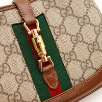 Détail fermoir piston doré bande Web verte et rouge Gucci Jackie 1961 Mini — AMANA Vintage