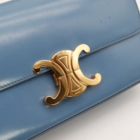 Détail fermoir Triomphe doré Celine Paris sur cuir lisse bleu — AMANA Vintage